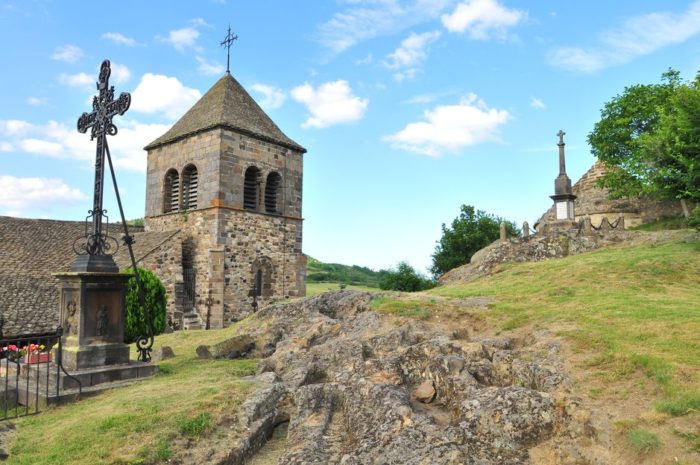Eglise romane et tombes anthropomorphes, site du Chastel à Saint-Floret, Auvergne