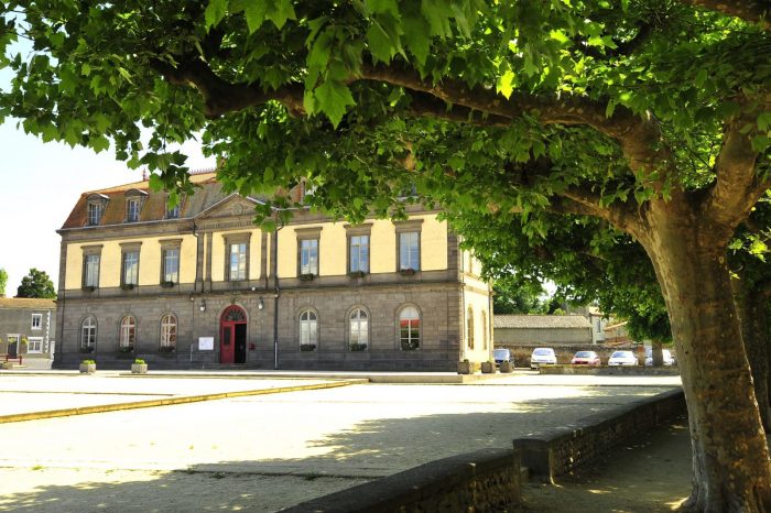 mairie et place du Désert